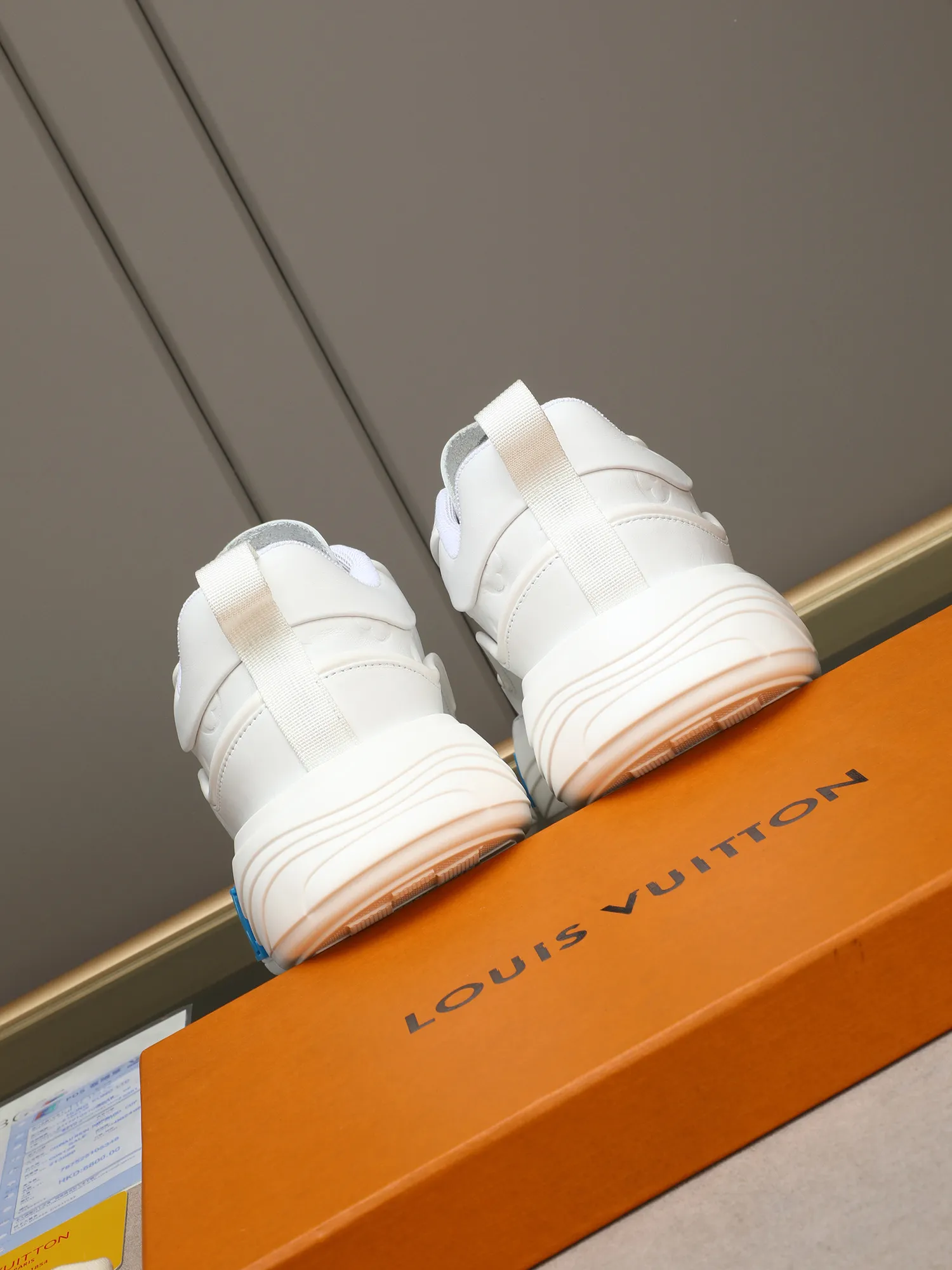 Men's men's shoes 💰560 LV are fashionable and fashionable, and the uppers are made of imported cowhide embossing! Super trendy design! It’s eye-catching! The leather is soft, delicate, shiny and translucent, showing the ultimate in pure handcraftsmanship, and the mesh is soft, comfortable and breathable! Size: 39-44 (38 45 customized)